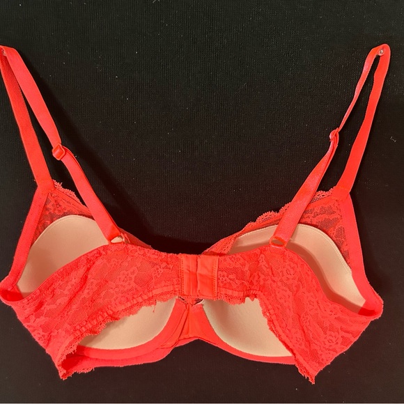 Red Lace Victoria Secret t-shirt bra - Picture 3 of 4